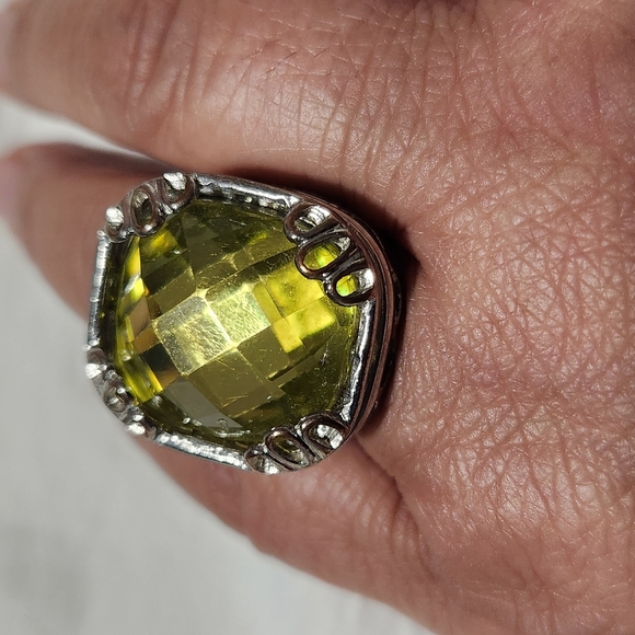 Elegant Silver and Yellow Gemstone Ring - Picture 2 of 6